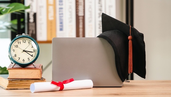 英迪大学奖学金申请秘籍：高额奖励与申请技巧